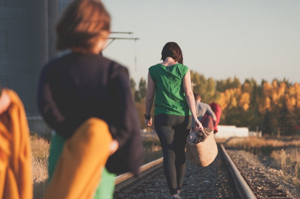 Οικογένεια περπάτημα σε σιδηροδρομικές γραμμές παζλ online