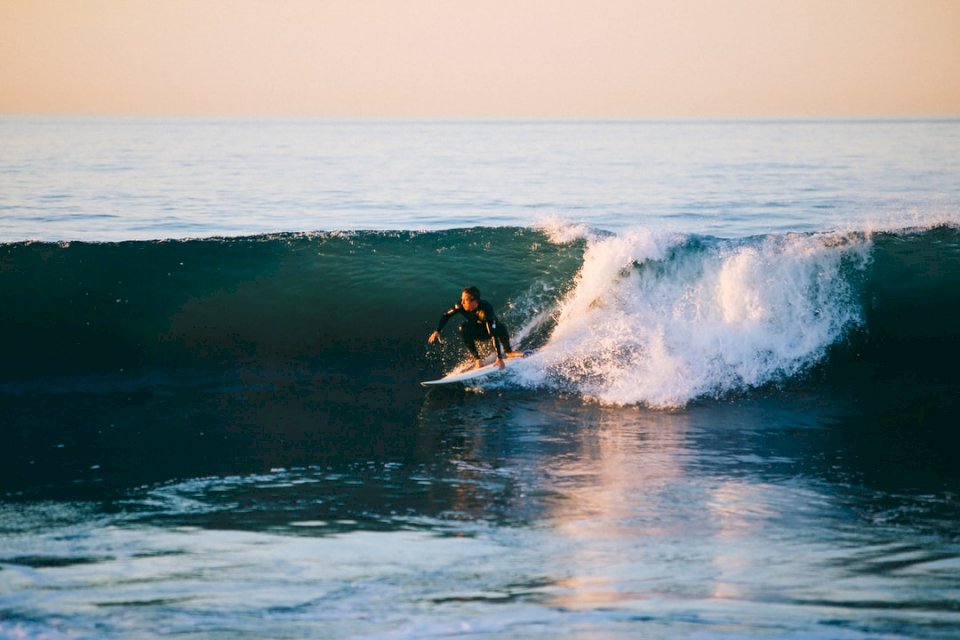 Surfista che naviga sull'onda puzzle online