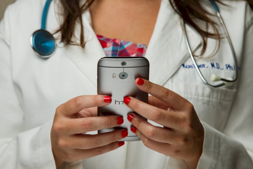 Лікар тримає мобільний телефон. пазл онлайн