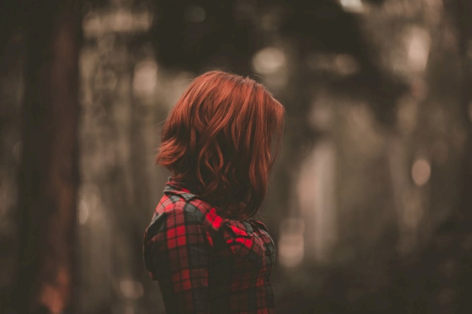 Γυναίκα με κόκκινα μαλλιά πάνω από το πρόσωπο online παζλ