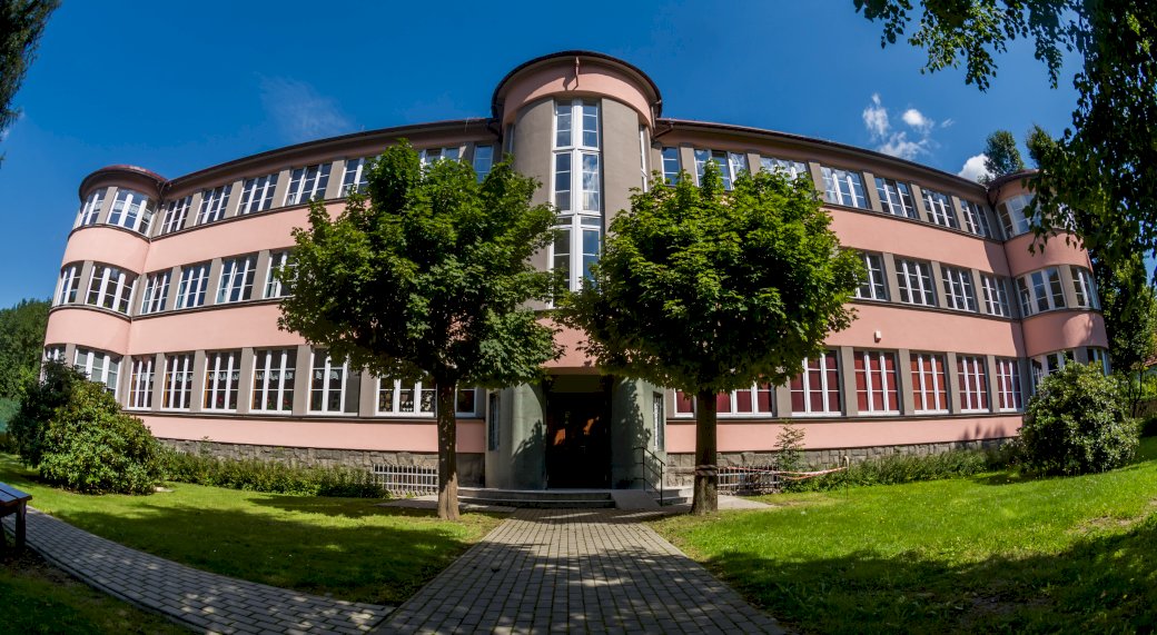 O edifício da Casa de Férias Infantil em Porąbka quebra-cabeças online