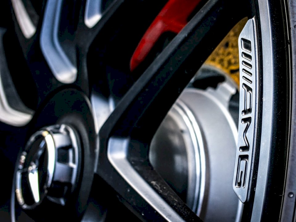 Close-up van een AMG-wiel met a legpuzzel online