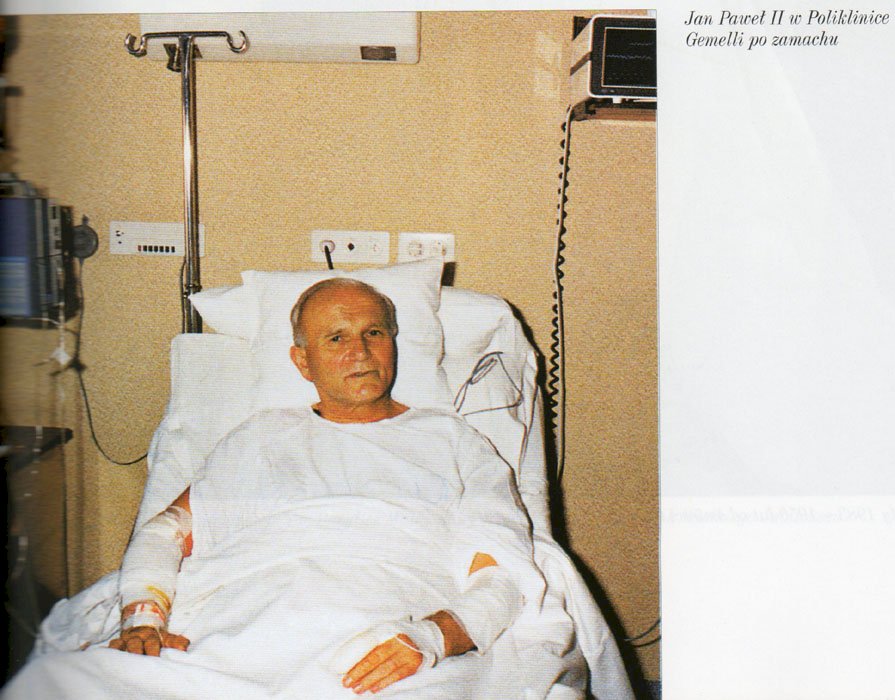 St. João Paulo II na policlínica de Gemela após o golpe quebra-cabeças online