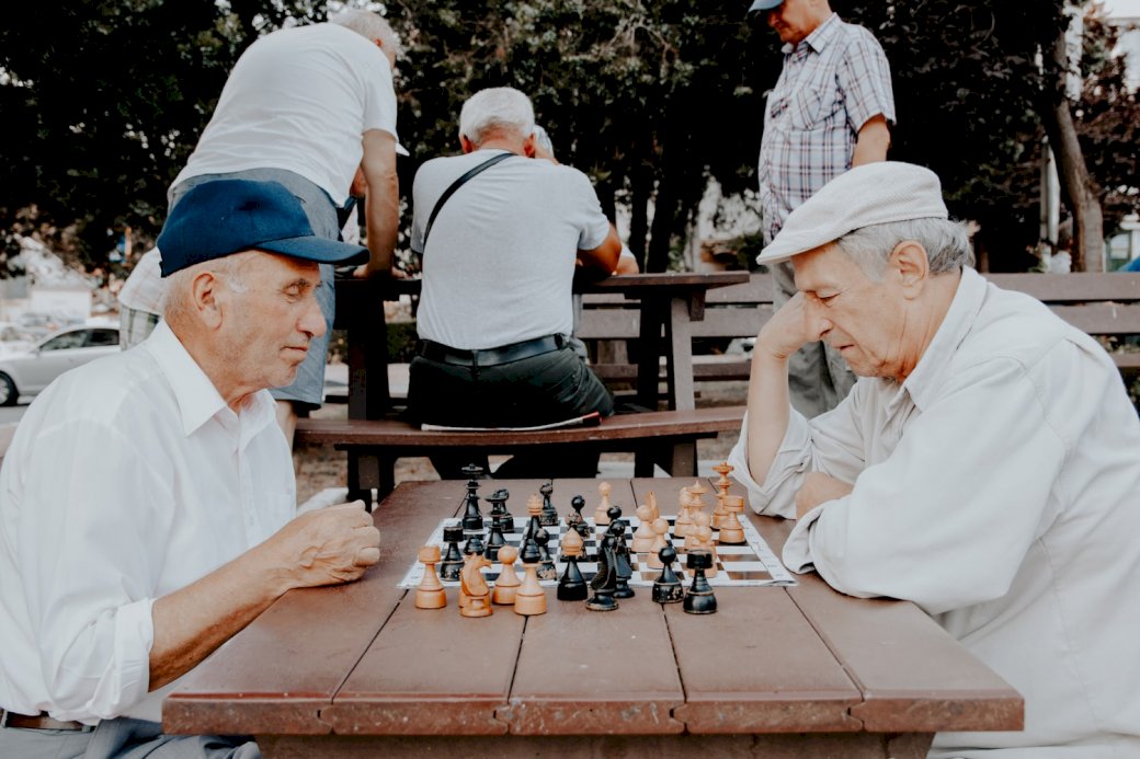 Двоє чоловіків грають у шахи онлайн пазл