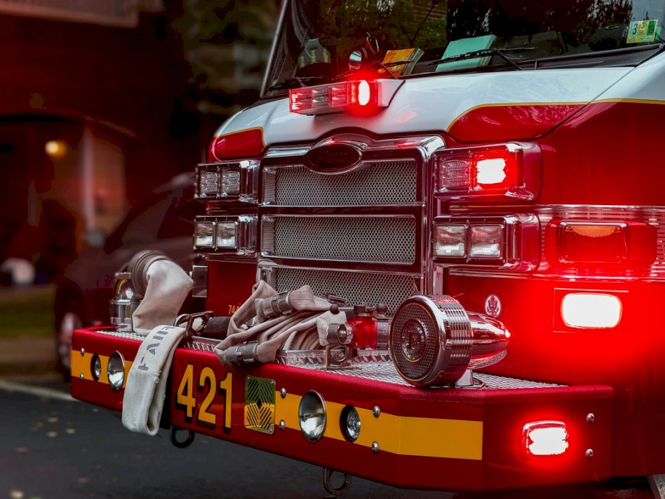 Un camión de bomberos llevando primero rompecabezas en línea