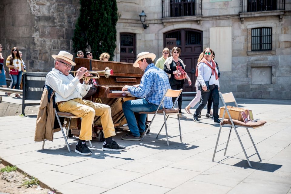 Street music in the cathedral jigsaw puzzle online