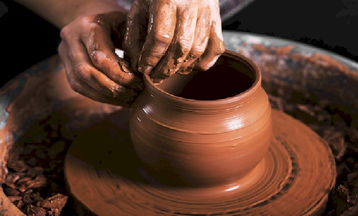 Ръце на грънчар, създаващ глинен буркан онлайн пъзел