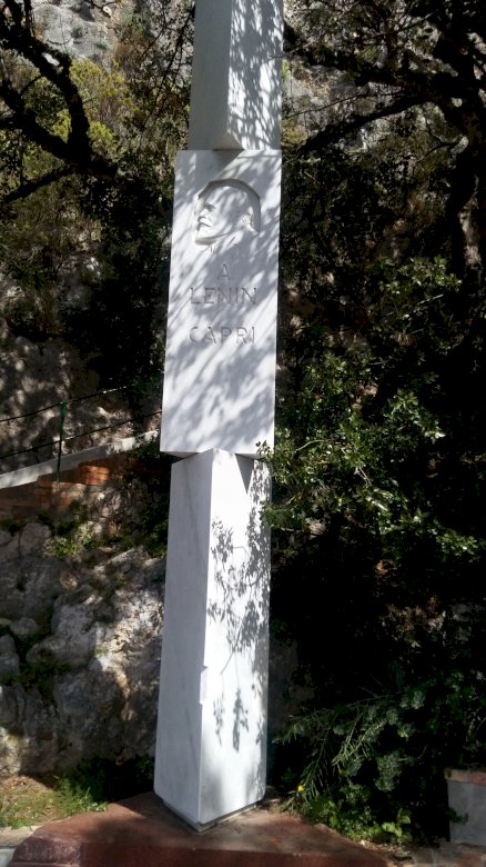 Monument de Lénine à Capri puzzle en ligne
