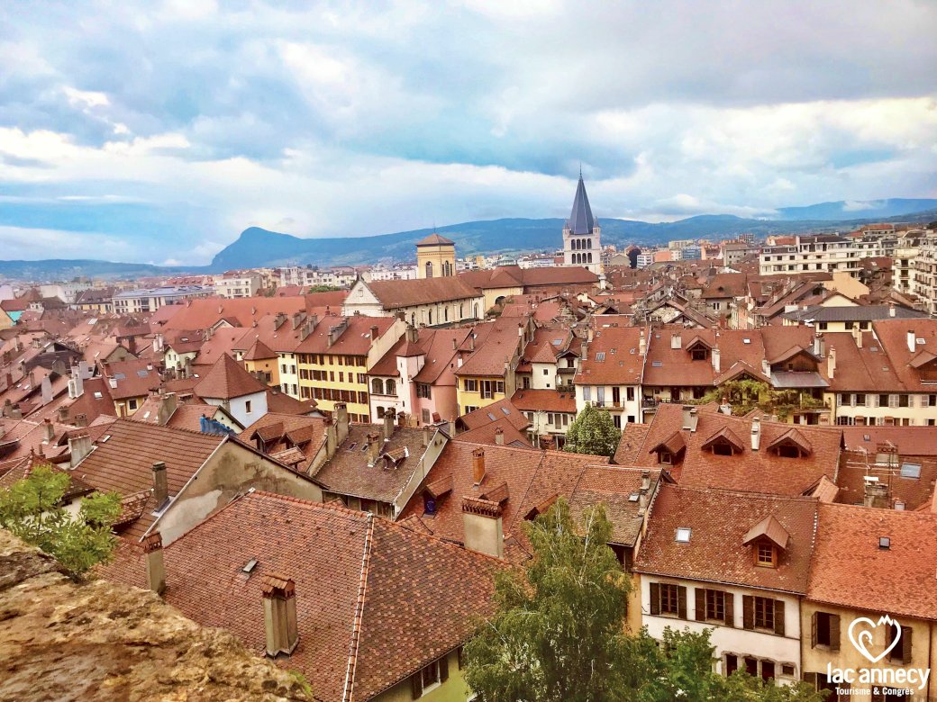 Vista sobre os telhados de Annecy quebra-cabeças online