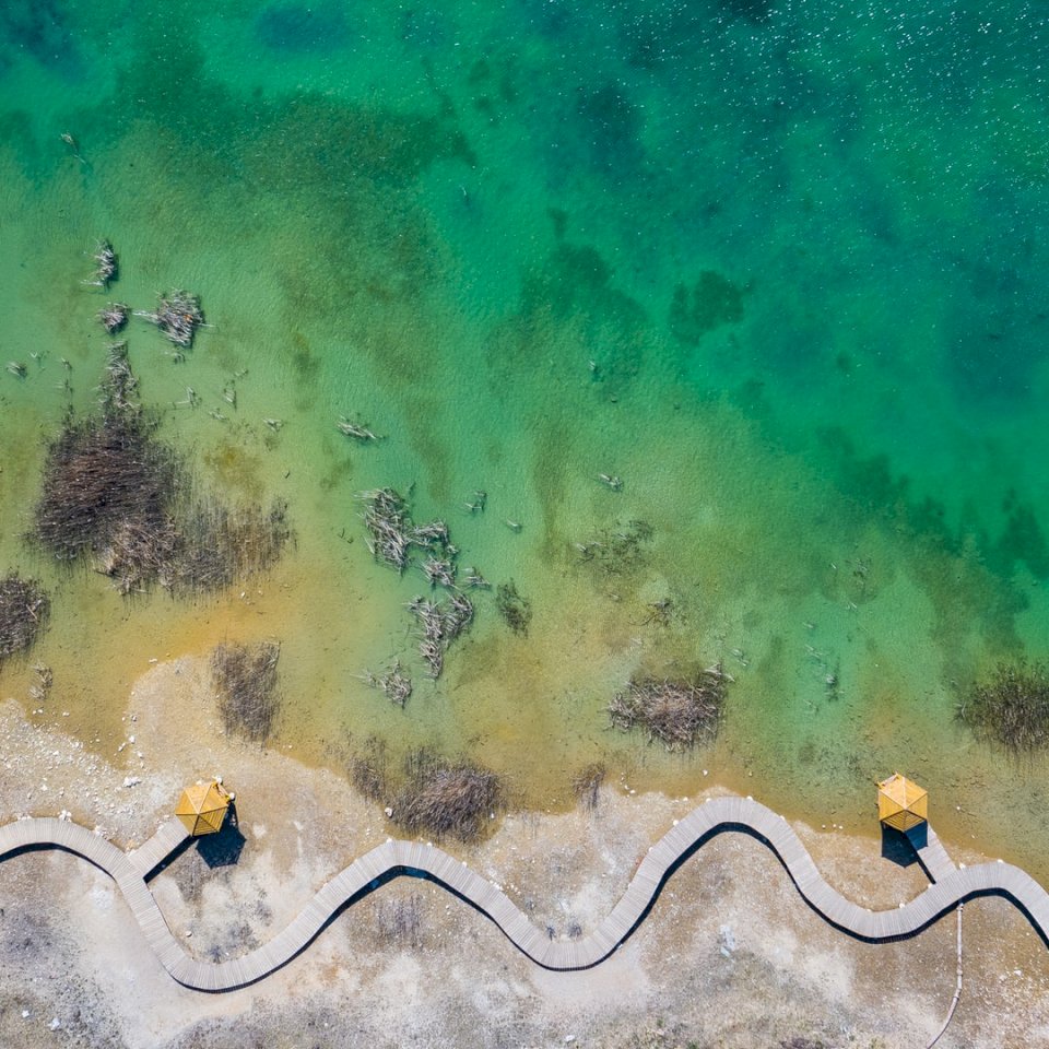 Изглед от въздуха на сухо езеро с онлайн пъзел