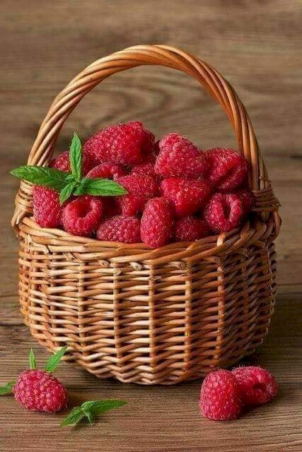 Raspberries in the basket. jigsaw puzzle online