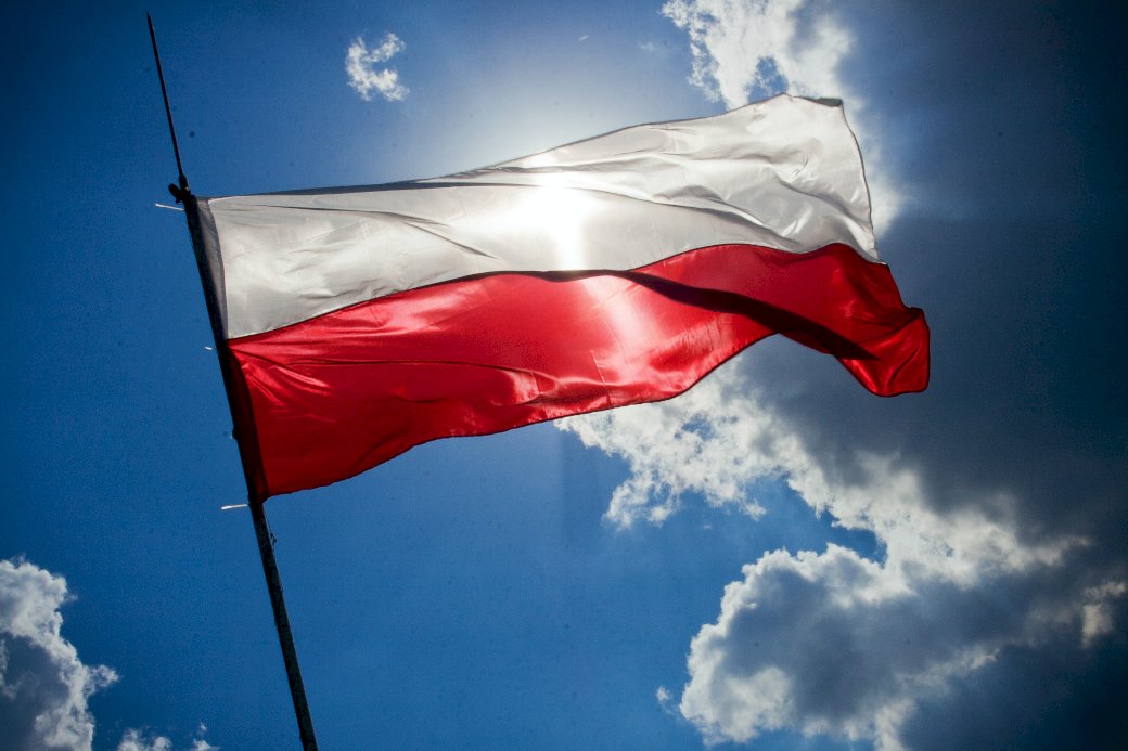 Polská vlajka proti obloze online puzzle