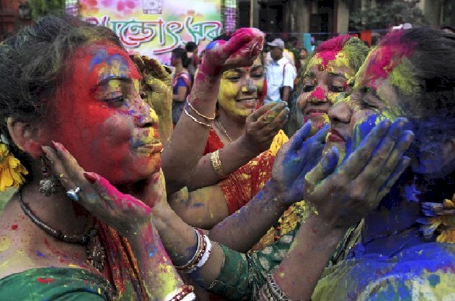 Holi - Ινδουιστικό πανηγύρι χαράς από την άνοιξη online παζλ
