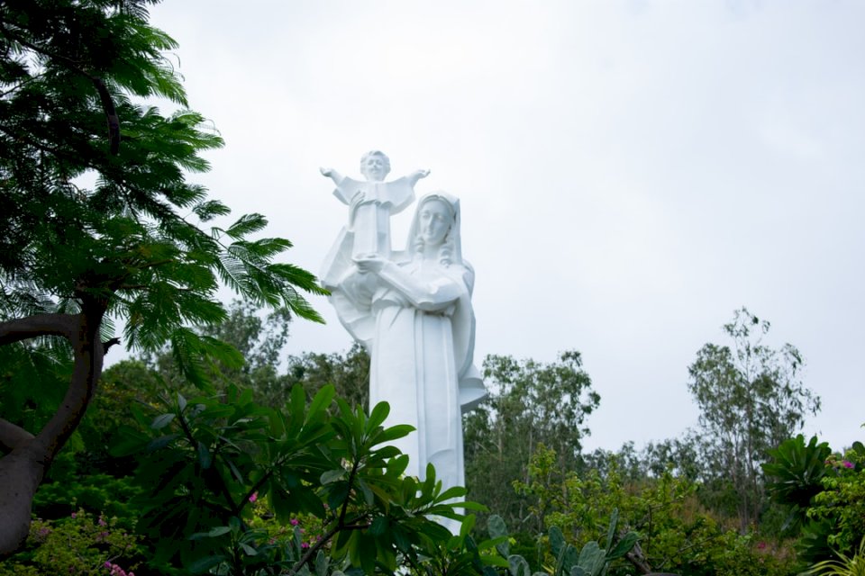 Estatua de la Virgen María con rompecabezas en línea