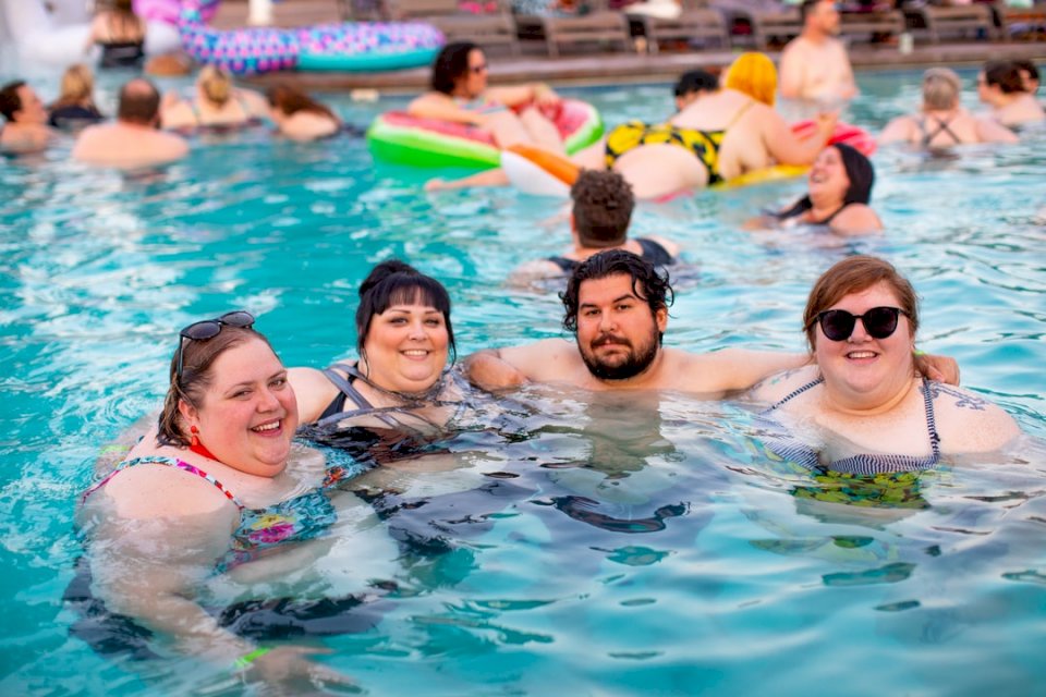 Plusz méretű emberek egy medencénél kirakós online