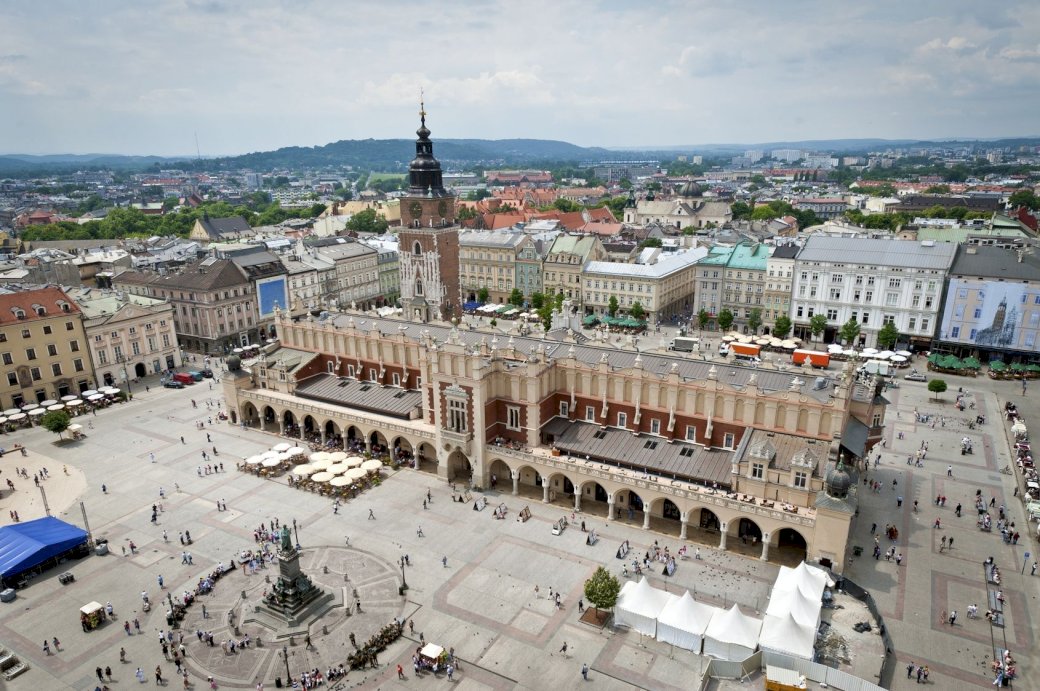 MAIN MARKET AND DRESSES IN KRAKÓW jigsaw puzzle online