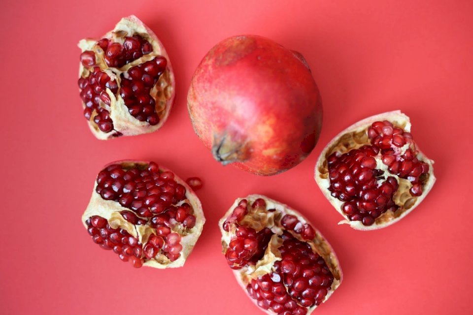 Pomegranates on red paper online puzzle