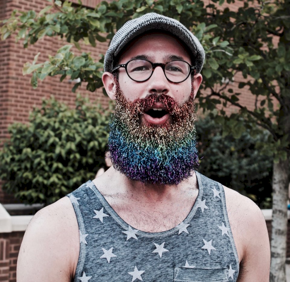 La sua barba è piena di glitter. puzzle online