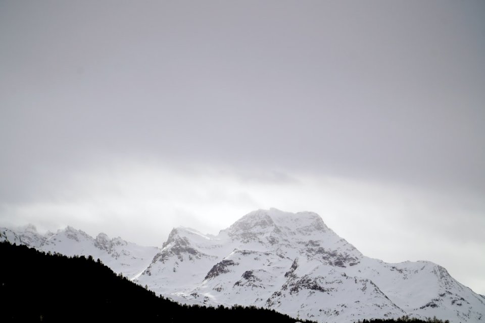 Snön täckte Alperna av pussel på nätet