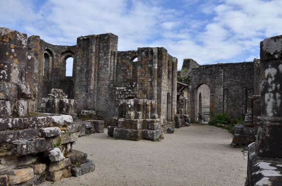 руините на старото абатство Landévennec онлайн пъзел