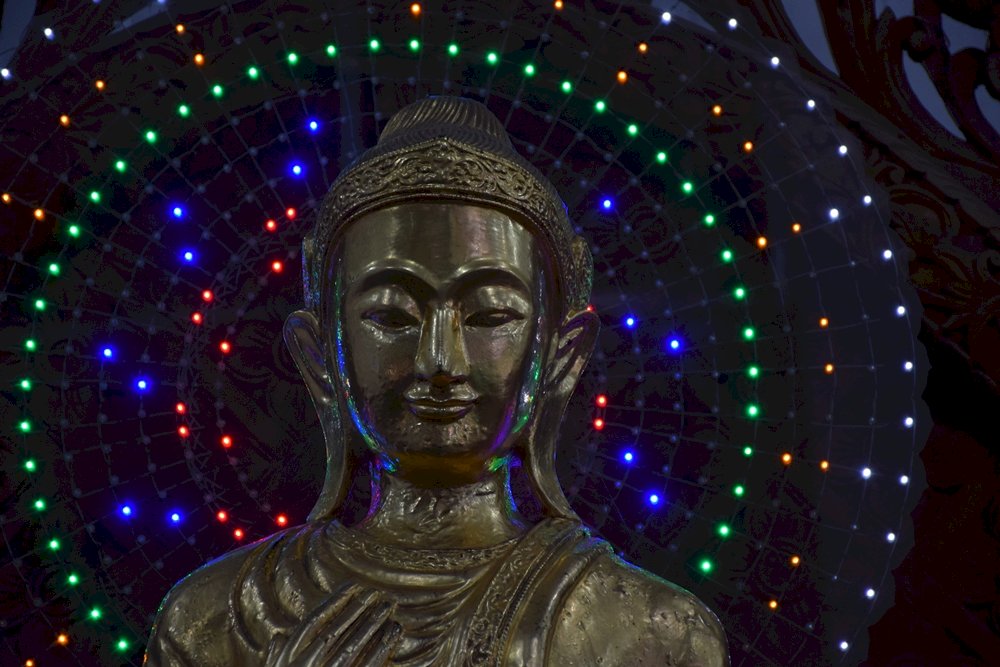 Будда в столице Мьянмы онлайн-пазл