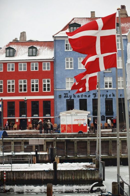 Winkende Flaggen von Dänemark. Online-Puzzle