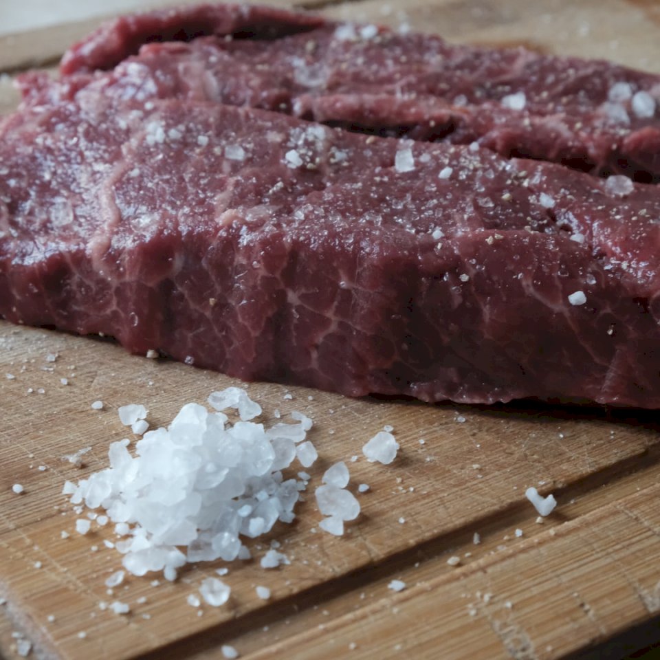 Созревшее мясо, приготовленное в соли пазл онлайн