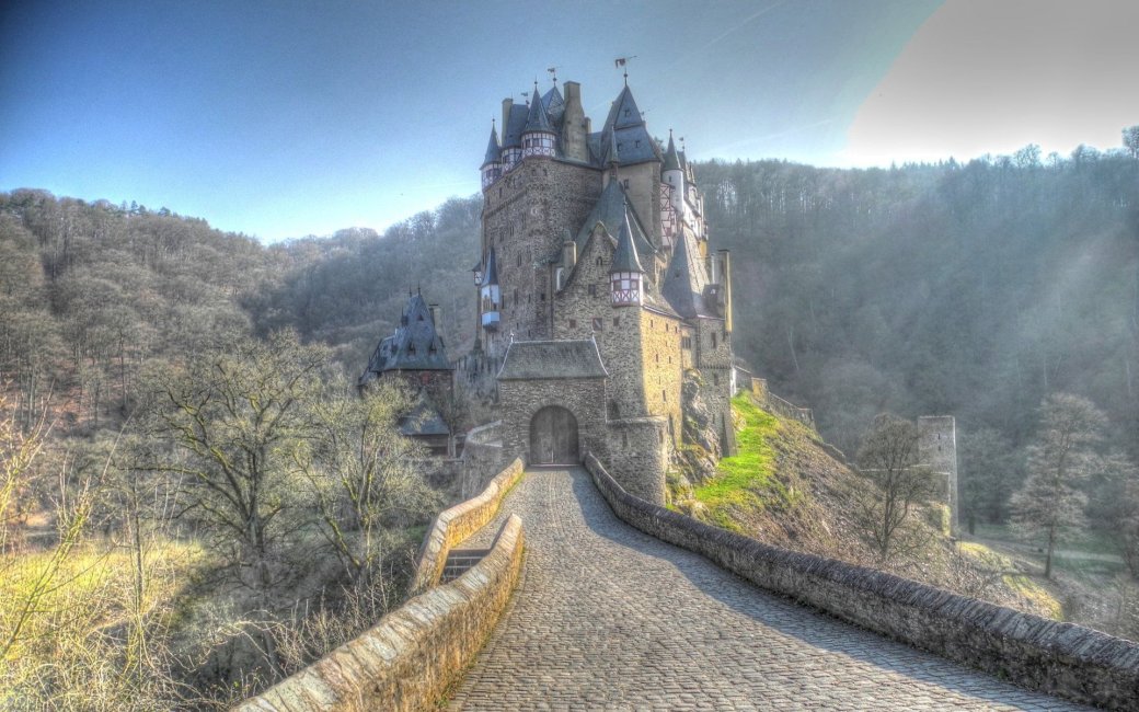 Κάστρο με όμορφη αυλή παζλ online