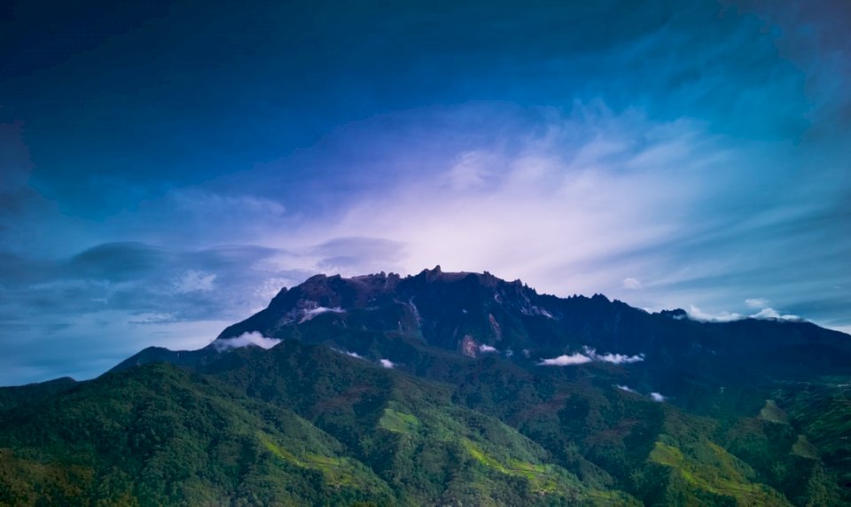 This is Mount Kinabalu! It is jigsaw puzzle online