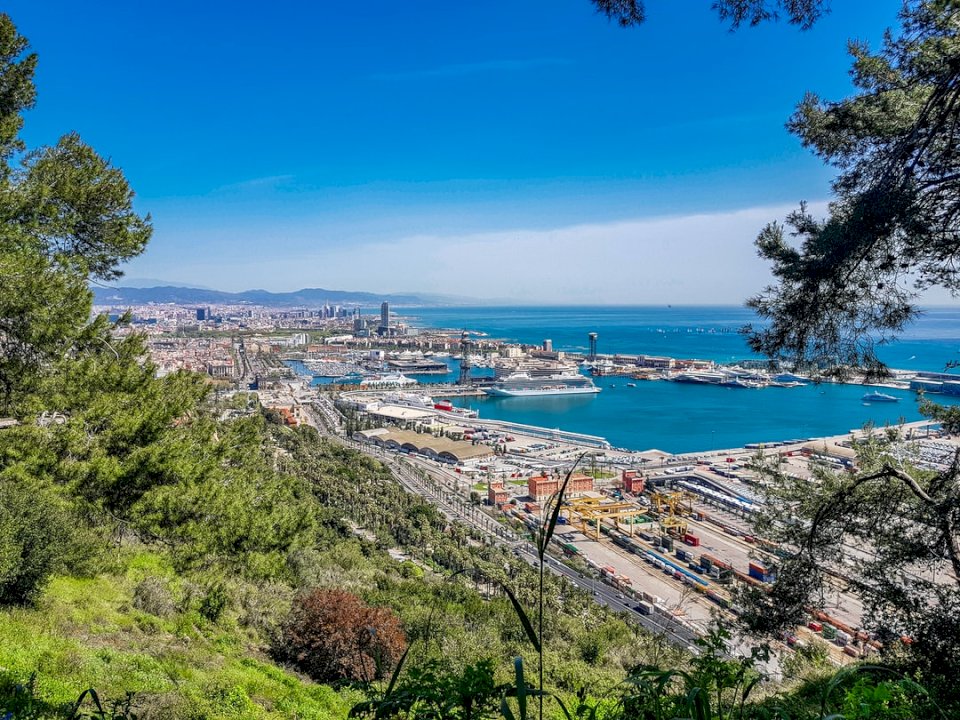 Barcelona Strand und Hafen Online-Puzzle