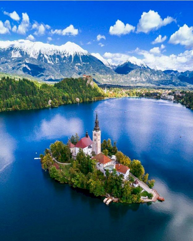 Island on the lake. jigsaw puzzle online