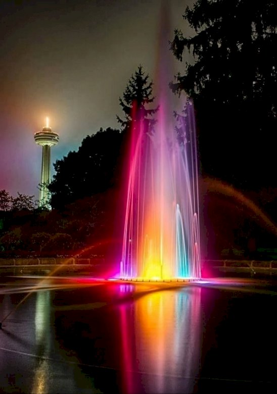 Освещенный фонтан. пазл онлайн
