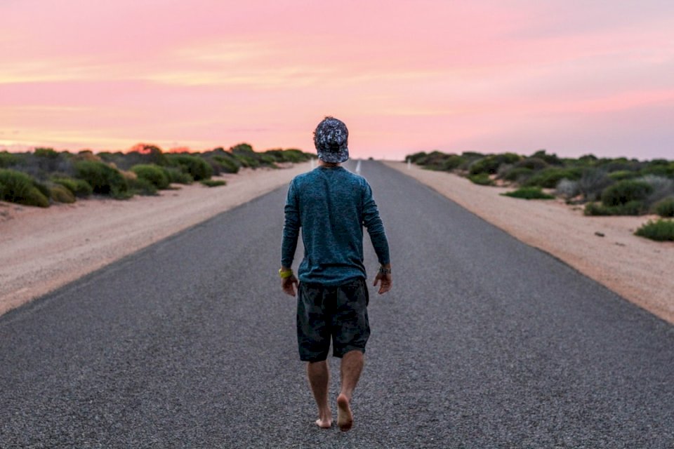 Самотен мъж на асфалтов път онлайн пъзел