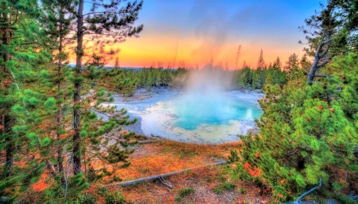 Éruption de geyser dans le parc national de Yellowstone puzzle en ligne