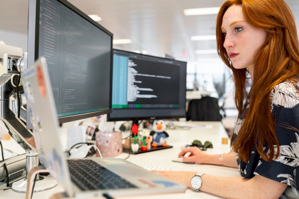 Ingeniero de software femenino rompecabezas en línea