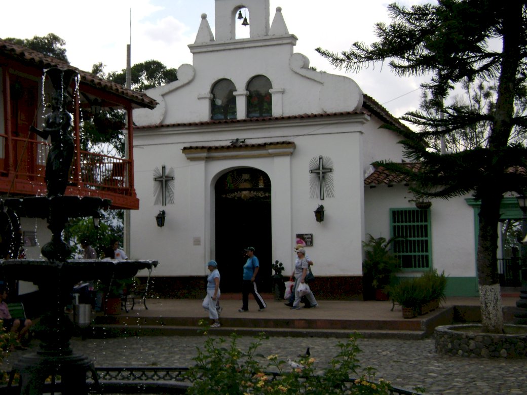 Pueblito Paisa Kirche in Medellin, Kolumbien Puzzlespiel online
