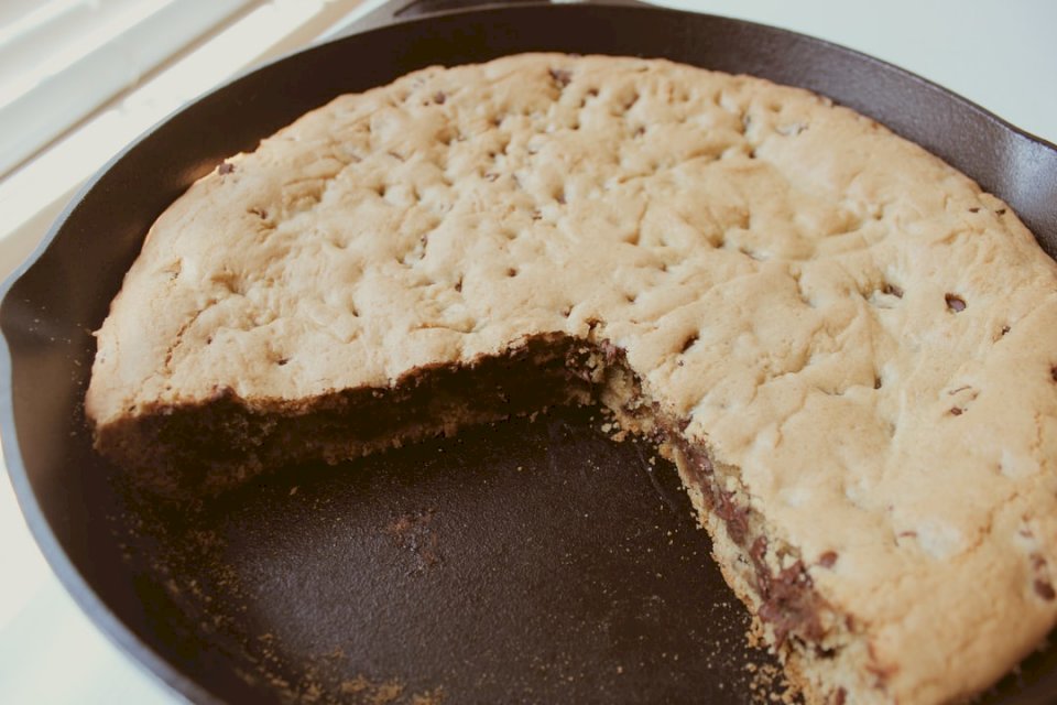 Печиво на сковороді з шоколадною стружкою онлайн пазл