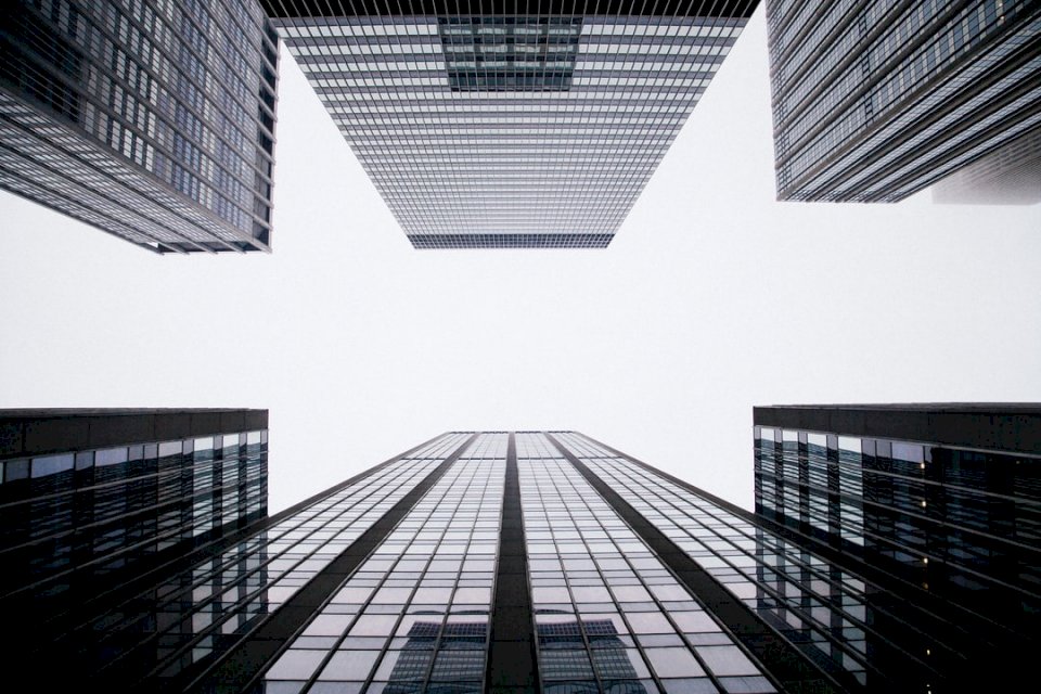 Edifícios de escritórios sob nuvens puzzle online