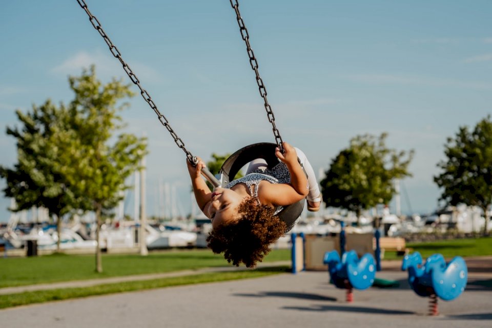 Toddler swinging at the harbor online puzzle