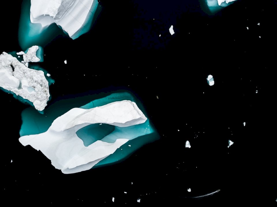 Icebergs árticos y barco rompecabezas en línea