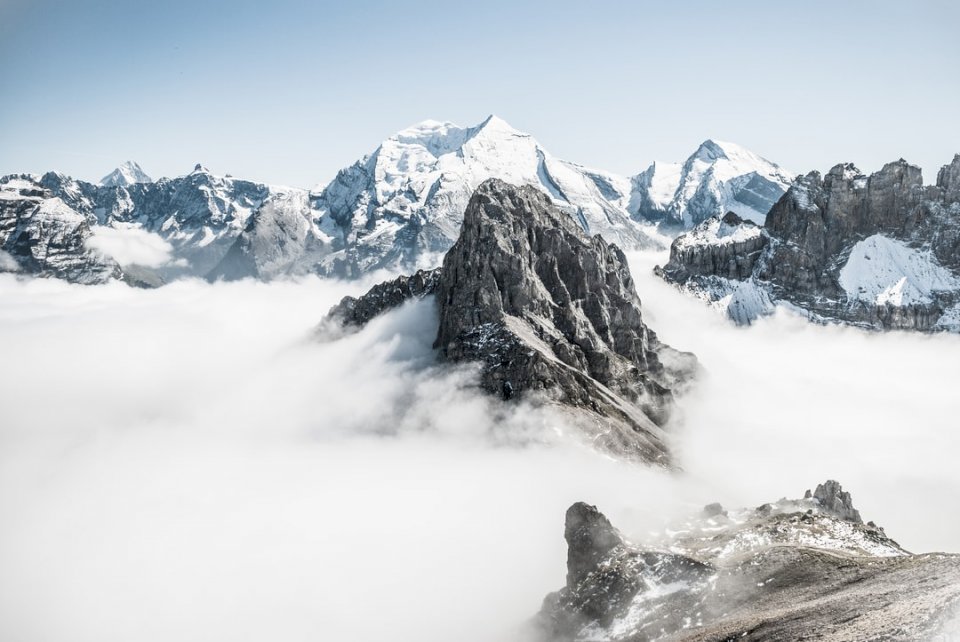 Bergtoppen boven wolken legpuzzel online