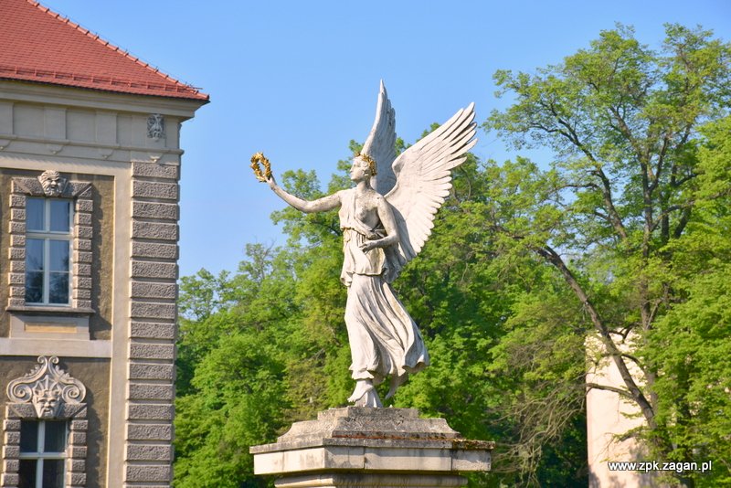 Пам'ятник Ніке - Палац культури Жаганського пазл онлайн