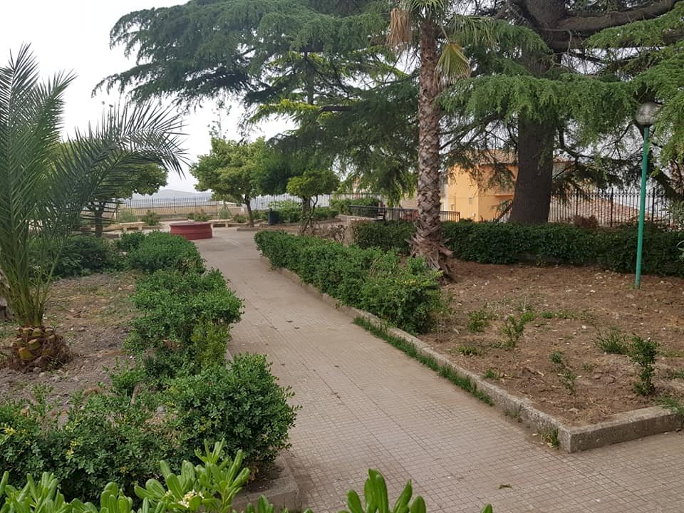 Landskap av en villa med träd och blommor pussel på nätet
