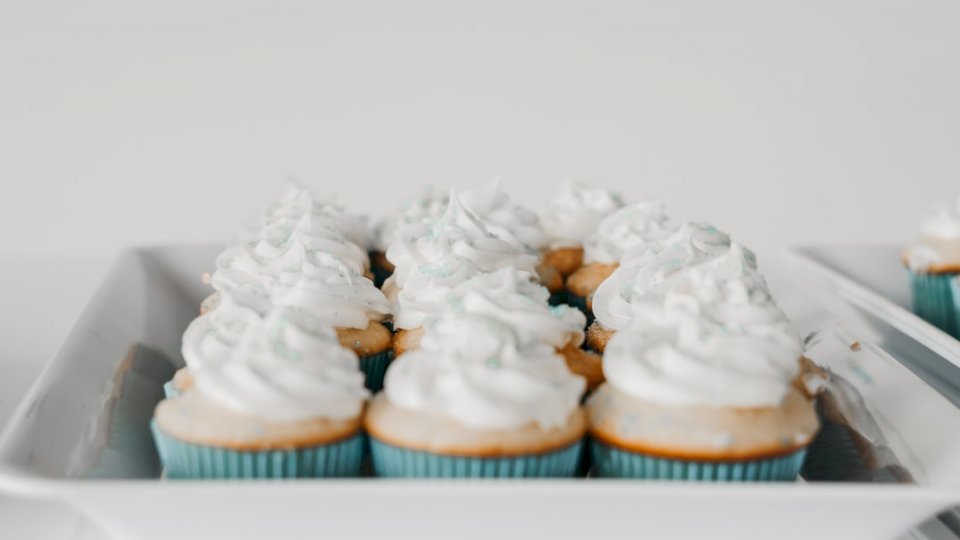 Cupcakes σε ένα πιάτο παζλ online