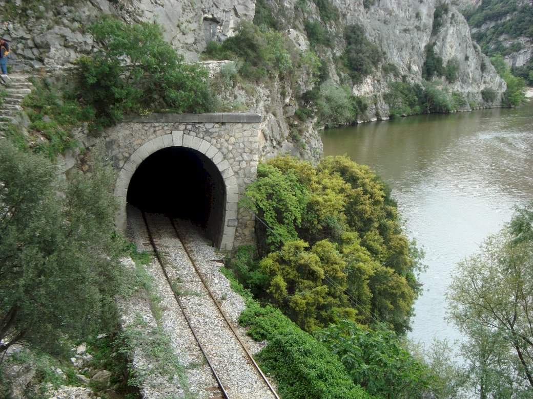Тунель у скелі онлайн пазл