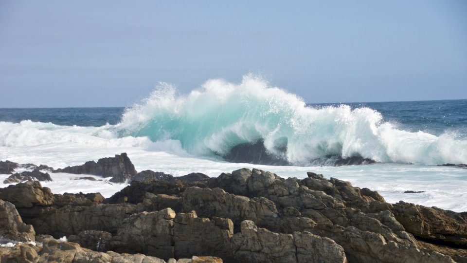 Riesige Wellen in der Nähe von Storm River Puzzlespiel online