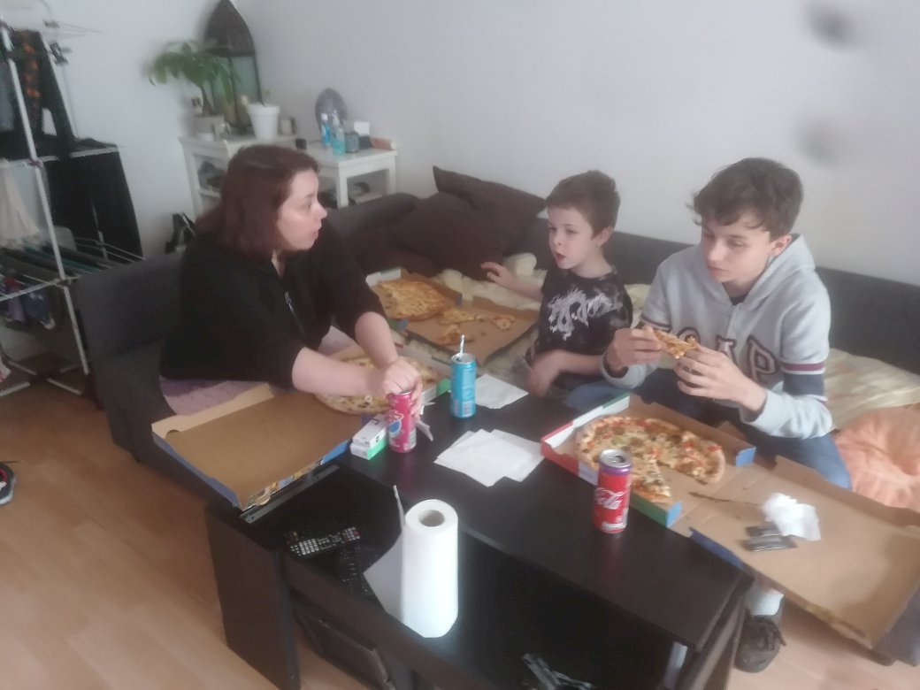 Alili Familie, die Abendessen im Uber-Modus isst Online-Puzzle
