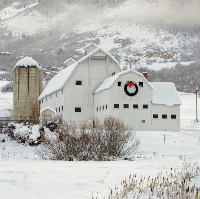 barn in winter online puzzle