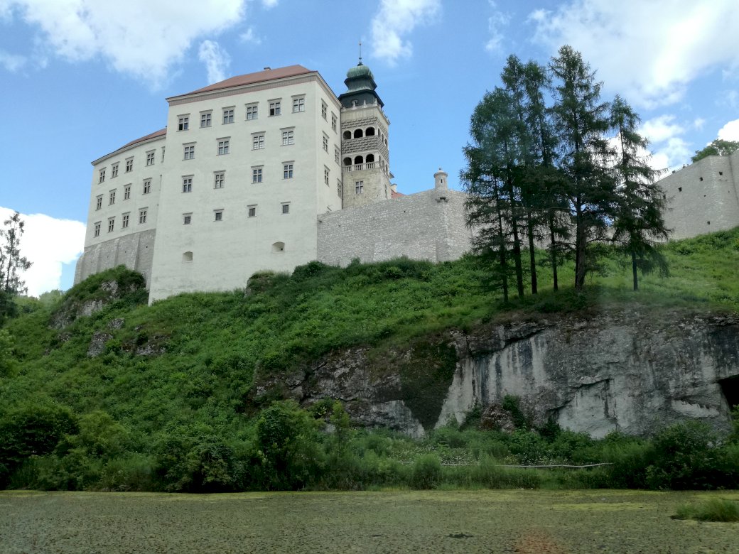 Das Schloss in Pieskowa Skała Online-Puzzle