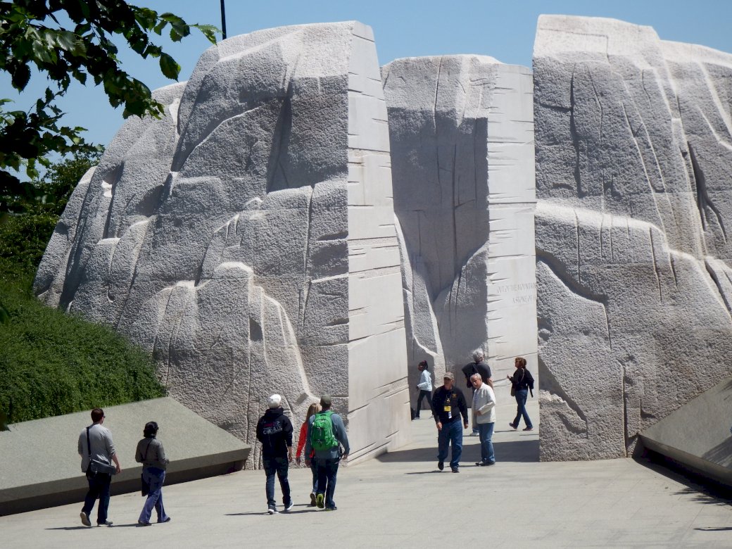 MONUMENT ÎN MARTIN LUTHER KING jigsaw puzzle online